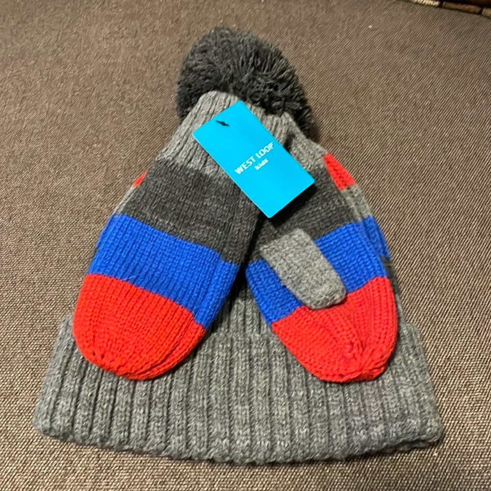 NWT!! Pom hat and mitten set